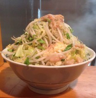 「大ラーメン豚入り（800円）ヤサイマシマシアブラニンニク」@豚星。の写真