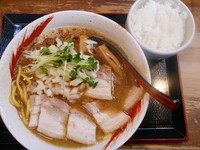 「肉煮干しラーメン（こってり）＋ライス」@味噌麺処 花道庵の写真