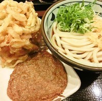 「ぶっかけ(冷：並)＋野菜かき揚げ＋じゃこ天」@丸亀製麺 柏駅南口店の写真
