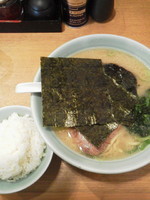 「ラーメン並盛￥６５０＋白めし（ランチサービス）」@豚骨醤油らーめん 浅草隊の写真