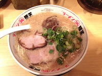 「豚王＋鮭ごはん＋餃子」@すごい煮干ラーメン凪 新宿ゴールデン街店 本館の写真