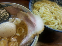 「チャーシュー燻玉つけ麺（１１００円）」@兎に角 松戸店の写真