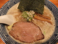 「濃厚塩らーめん（700円）」@もんなか 〇心厨房の写真