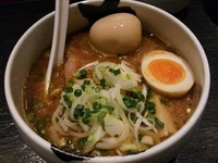 「あらとん特製醤油　＋味玉：サービス券」@あら焚き豚骨 あらとん 新宿御苑店の写真