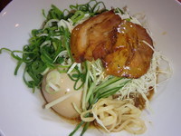 「冷麺・がんす丼セット(950円)味玉(walkerクーポン)」@旬麺 晴れる家の写真