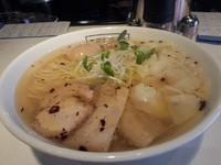 「潮の旨味ソバ\850+煮玉子\100+皮ワンタン\100」@THE FINEST NOODLES EL DORADOの写真
