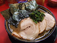 「ラーメン＋ほうれん草＋豚バラ３枚　６５０円＋３０円＋６０円」@家系ラーメン とらきち家の写真