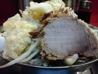 「ラーメン 700円　麺山盛り、野菜と魚粉を多め、にんにく普通」@麺でる 田園調布本店の写真