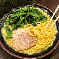 「醤油ラーメン+ほうれん草　650円+100円=750円」@横浜家系ラーメン せんげん家の写真
