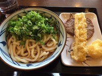 「ぶっかけ大＋じゃこ天＋ちくわ天＋半熟たまご天（計710）」@丸亀製麺 大和店の写真
