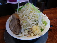 「小ラーメン野菜・ニンニク（７００円）」@製麺所 豚とこむぎの写真