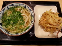 「かけうどん+野菜かき揚げ410円」@丸亀製麺 イーサイト高崎店の写真