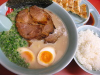 「【期間限定】プレミアム塩とんこつ　炙りチャーシュー編￥９９０」@ラーメン山岡家 佐野店の写真