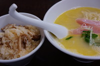 「さつま地鶏の白湯らーめん＋食堂酒場グラシアのまぜご飯」@らーめん えんやの写真