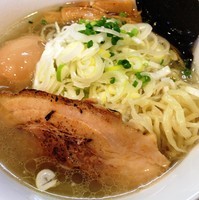 「淡麗琥珀そば（塩）＋味玉」@麺や 燦虎の写真