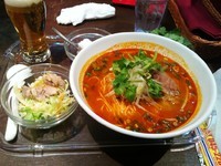 「トムヤンラーメン 790円（中華麺）＋パクチートッピング」@Thai food ティーヌン 横浜ランドマークプラザ店の写真