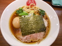 「魁花らーめん（醤油）＋味玉」@天然魳煮干だしらーめん創房 魁花の写真