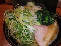 「らーめん(630円)(硬め)白髪ネギ(50円)野菜畑(50円」@末廣家の写真