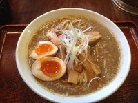 「【昼限定】煮干らーめん＋味玉　780円」@麺処 古武士 新宿西口小滝橋通り店の写真