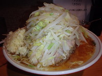 「辛麺小豚入り(800円？)ヤサイニンニク」@豚星。の写真