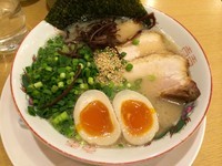 「特製ラーメン＋替え玉（ラーメンデー価格￥680＋￥110）」@博多長浜ラーメン 翔龍 小田原ぶらり横丁店の写真
