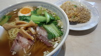 「ラーメン＋半炒飯(日替わりランチメニュー)＝７００円」@中国料理 康珍楼の写真