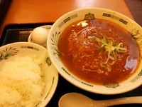 「温玉旨辛ラーメン490円＋半ライス100円」@日高屋 志木南口店の写真