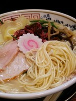 「とんこつらうめん500円+わんたん100円+替え玉黒100円」@二代目 にゃがにゃが亭の写真