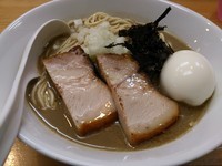 「特濃煮干ソバ（黒）＋味玉」@煮干中華ソバ イチカワの写真