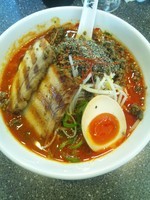 「二代目　でら辛そば（炙りチャーシュートッピング）」@つけ麺道 開花屋一貫 名古屋店の写真