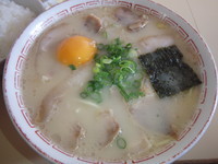 「中華そば肉玉子入り(小)(700円)ごはん(小)(100円)」@岡本中華 小松島本店の写真