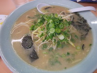 「ネギラーメン(600円)おにぎり(1ヶ)(100円)」@ラーメンショップ 三島店の写真