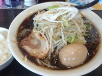 「黒二郎＋味玉」@やんと屋の写真