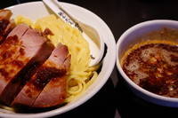 「厚切りロースつけ麺（赤、大盛）」@麺屋武蔵 武骨相傳の写真
