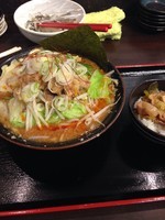 「【限定】背脂海老味噌ラーメン 780円＋豚肉と長葱の甘辛炒め」@煮干 丸めの写真