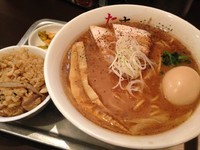 「黒糖背脂豚骨 680円＋味玉100円」@たまぞうの写真