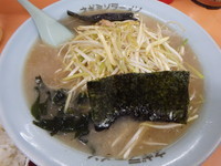 「ネギラーメン(650円)ライス(100円)」@ラーメンショップ 湯田店の写真