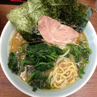 「ラーメン￥６５０＋ホウレンソウ￥５０」@横浜ラーメン 武蔵家 国領店の写真