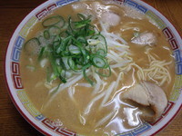 「らーめん(580円)むすび(100円)」@与壱の写真