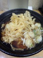 「天ぷら小2ヶうどん（玉ねぎ・ごぼう）370円」@立喰そば・うどん ふじの写真