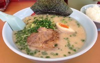 「プレミアム塩とんこつラーメン＋半ライス(790円＋110円)」@ラーメン山岡家 岩瀬店の写真