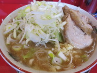「ラーメン中盛り700円ニンニク増し、ネギ増し増し、粉、豚」@ジャンプの写真