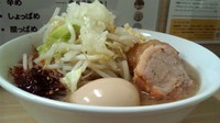 「らーめん　麺少なめ（味玉）、酸っぱめ、辛み、にんにく650円」@ラーメンいつきの写真