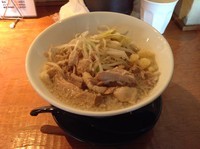 「豚ダブル750円(太麺　麺半分　野菜増し　ニンニク増し)」@豚さんちの写真