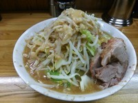 「小ラーメン＋野菜ちょい増し＋脂」@ラーメン二郎 赤羽店の写真