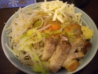 「あえそば750円（ヤサイ・ニンニク・カラメ）+チーズ50円」@麺や あかつきの写真