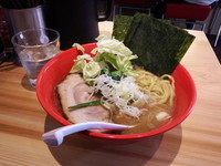 「ヤバイラーメン濃厚豚骨醤油（並）」@圭一屋 本店の写真