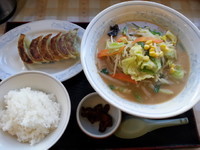 「味噌ラーメン+餃子セット1,050円」@ラーメンレストラン せんや 高崎インター店の写真