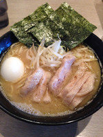 「醤油鳥チャーシュー麺 中盛り 卵(サービス券使用)」@品の一の写真