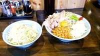 「さぶろうあぶら～麺大盛り＋豚ダブル・野菜マシニンニク」@郎郎郎の写真